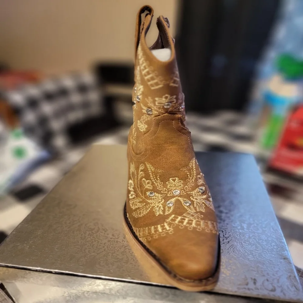 NWT Women’s Cowgirl Boots Rhinestone Embroidered Western Style Brown Chunky Heel